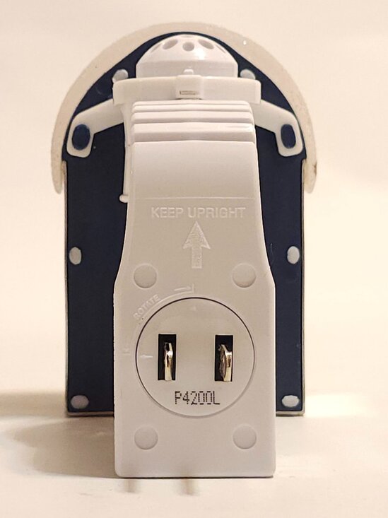 Bath & Body Works CHRISTMAS SCENE Holiday Village Nightlight Wallflowers Plug In - Picture 3 of 6